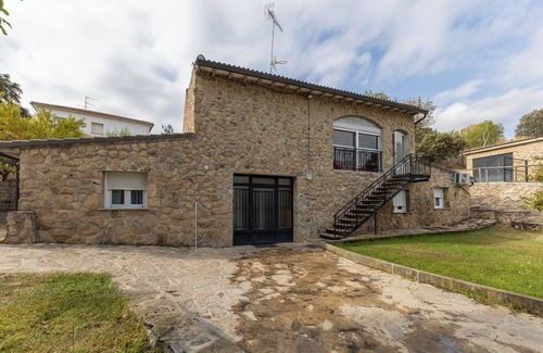 Burgohondo House | Country House 'El Calderillo' with Mountain View, Wi-Fi and Air Conditioning