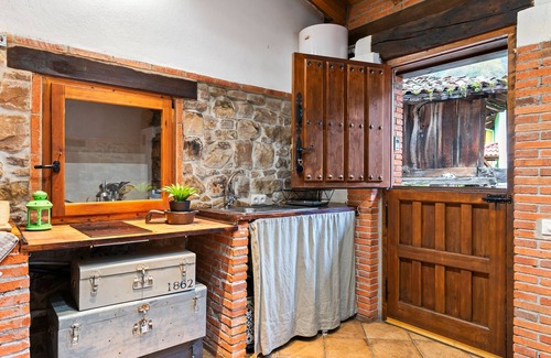 Santa Maria House | Country House 'El Carbayu, Jacuzzi Y Vistas' with Mountain View, Private Terrace and Wi-Fi