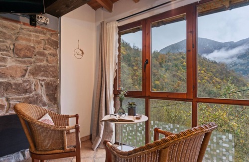 Santa Maria House | Country House 'El Carbayu, Jacuzzi Y Vistas' with Mountain View, Private Terrace and Wi-Fi