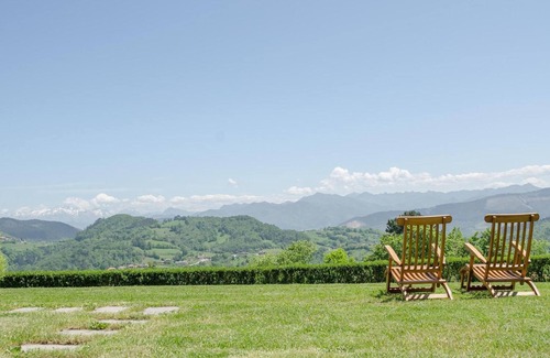 Cabranes House | Country House 'El Llagar De Naveda' with Mountain View, Private Terrace and Wi-Fi