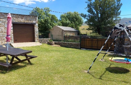 Poladura de la Tercia House | Country House 'La Terraza Del Valle' with Mountain View, Shared Terrace and Wi-Fi