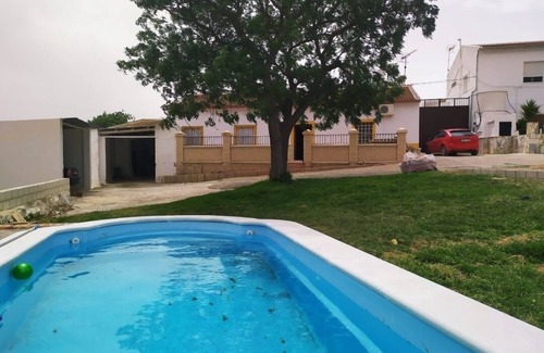 Fuente de Piedra Villa | Country House 'Cortijo Vista Alegre' with Lake View, Pool & Wi-Fi