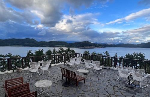 Namhae House | Country House Exclamation Mark & Comma