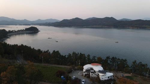 Namhae House | Country House Exclamation Mark & Comma
