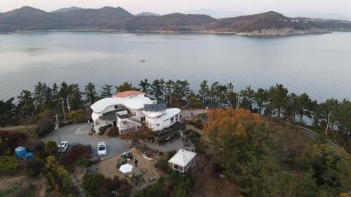 Namhae House | Country House Exclamation Mark & Comma