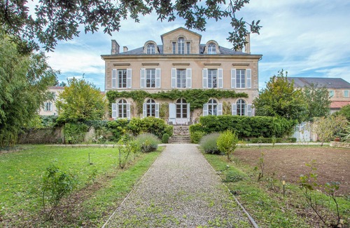 Fontenay-le-Comte Villa | Country House 'La Maison De Maître' with Private Pool, Private Terrace and Wi-Fi