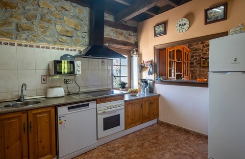 Valle de Carranza House | Country House 'Fuenternilla' with Mountain View, Private Terrace and Wi-Fi