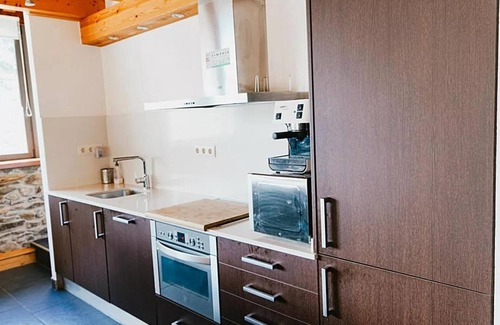 Tavascan House | Country House 'Guillem Completa' with Lake View, Wi-Fi and Air Conditioning