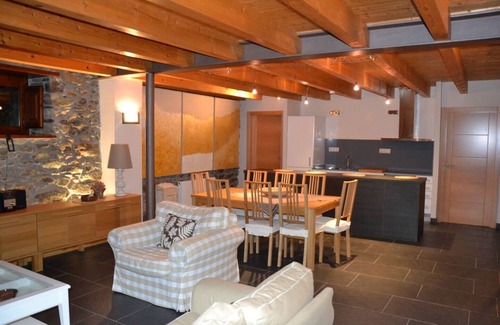 Tavascan House | Country House 'Guillem Completa' with Lake View, Wi-Fi and Air Conditioning