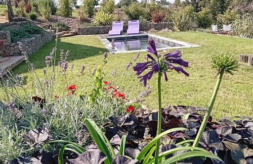 Lannux House | Country House 'L'Atelier De Scarlett' with Lake View, Wi-Fi