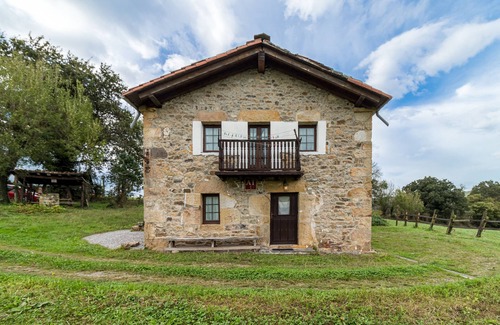Selaya House | Country House 'La Casa De La Pradera' with Mountain View, Private Terrace and Private Garden