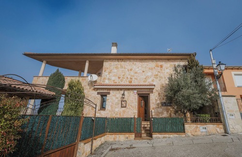 Castrojimeno House | Country House 'La Panera' with Mountain View, Private Terrace and Wi-Fi