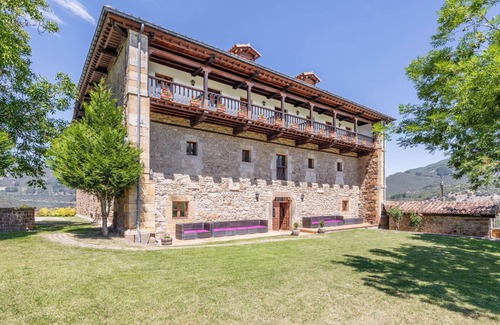 Perrozo House | Country House 'La Torre De Perrozo' with Mountain View, Private Garden and Balcony