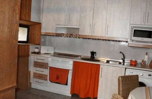 Navaluenga House | Country House 'Los 2 Yugos-Economica' with Mountain View, Wi-Fi and Air Conditioning