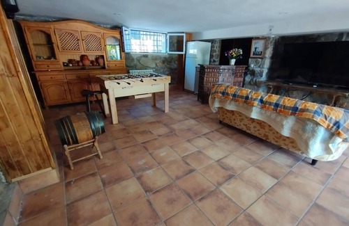 La Adrada House | Country House 'Los Pinos' with Mountain View, Private Pool and Wi-Fi