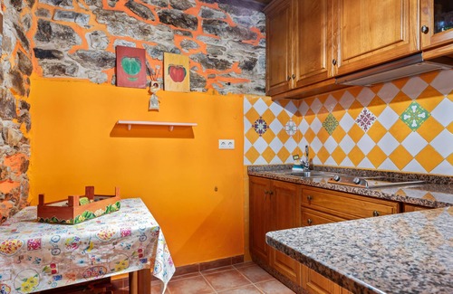 Vilaframil House | Country House 'Loureiro' with Mountain Views, Shared Terrace and Wi-Fi