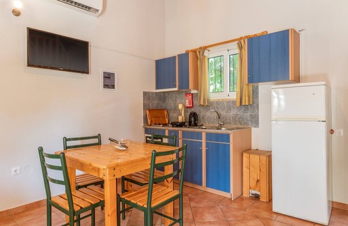 Astros Bed & Breakfast | Country House 'Maisonette with Private Patio 3' with Mountain View, Wi-Fi and Air Conditioning