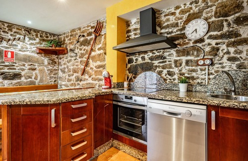 Navelgas House | Country House 'Madreselva' with Mountain View, Private Pool and Wi-Fi