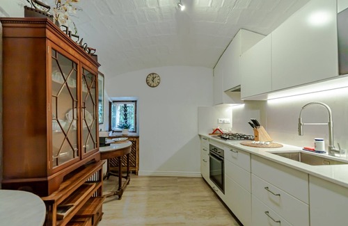 Darnius Villa | Country House 'Mimosa Completa' with Lake View, Wi-Fi and Air Conditioning