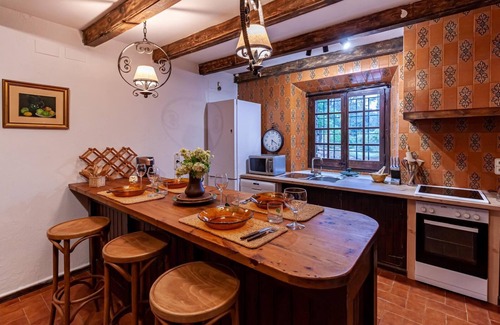 Darnius Villa | Country House 'Mimosa Completa' with Lake View, Wi-Fi and Air Conditioning