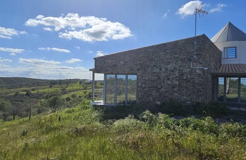 Alcoutim House | Country House 'Moinho' with Mountain View, Wi-Fi, and Air Conditioning