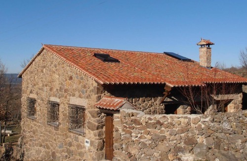 Navalmahillo House | Country House 'Molino De Las Pontezuelas' with Mountain View, Private Pool and Private Garden