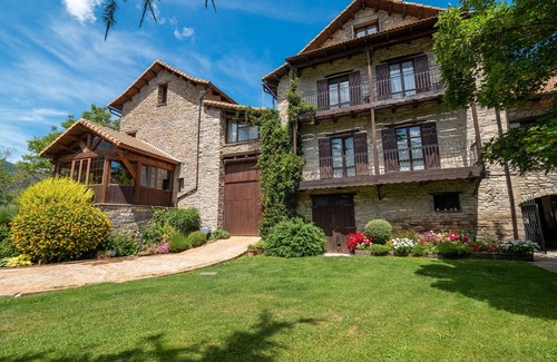Lardies House | Country House 'Nogal' with Mountain View, Shared Pool and Wi-Fi