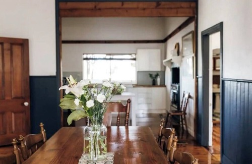 Rutherglen House | Country House - sleeps 6-8. Vineyard views & stroll to town. Pet Friendly !n