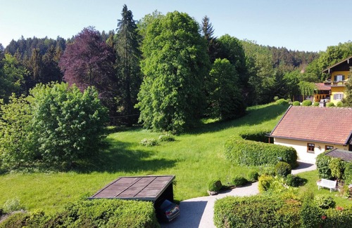 Siegsdorf Cottage | Country House 'Uriges Landhäuschen' with Private Garden, Terrace, and Wi-Fi