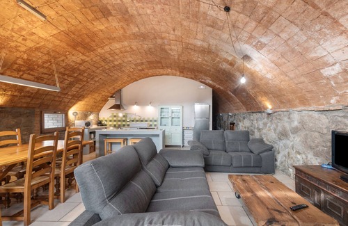 Olvan House | Country House 'Volta De Ferreres' with Mountain View, Shared Pool and Wi-Fi