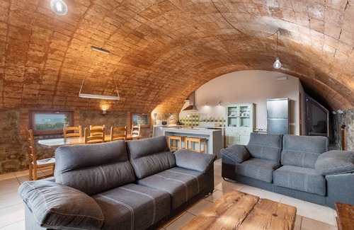 Olvan House | Country House 'Volta De Ferreres' with Mountain View, Shared Pool and Wi-Fi
