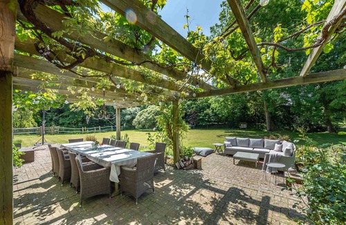 Aldingbourne House | Country house with swimming pool near Goodwood