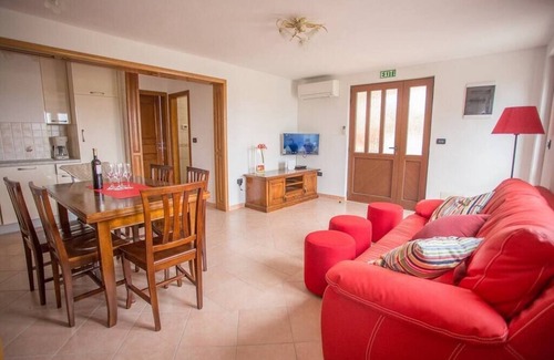 Rakotule Villa | Country house with pool and stunning views for 6