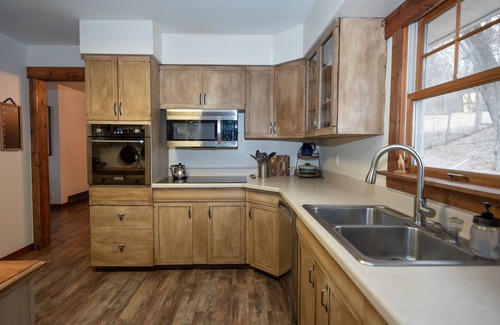 Decorah House | Country in the City | Massage Chair and Fireplace | Close to Downtown