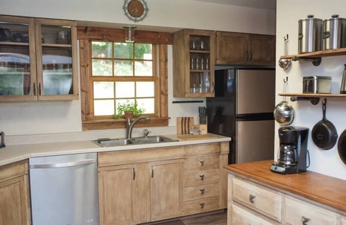 Decorah House | Country in the City | Massage Chair and Fireplace | Close to Downtown