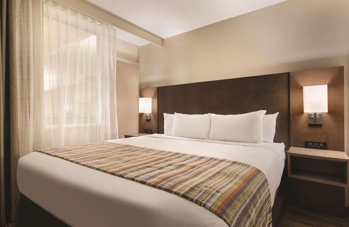 Fergus Falls Hotel | Country Inn & Suites by Radisson, Fergus Falls, MN