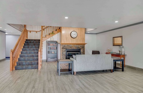 Forest Hills Hotel | Country Inn & Suites by Radisson, Grand Rapids Airport, MI