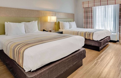 Forest Hills Hotel | Country Inn & Suites by Radisson, Grand Rapids Airport, MI