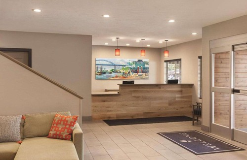 Suamico Hotel | Country Inn & Suites by Radisson, Green Bay North