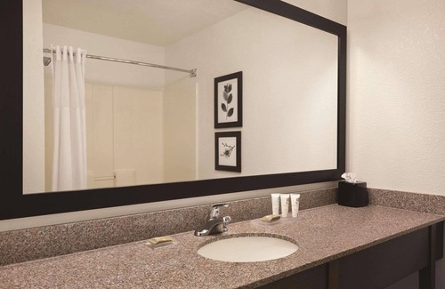 Willmar Hotel | Country Inn & Suites by Radisson, Willmar, MN