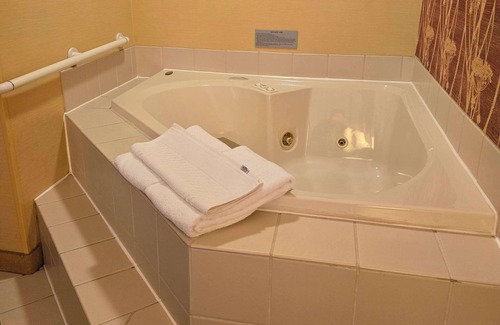 Altoona Hotel | Country Inn & Suites by Radisson, Convention Center