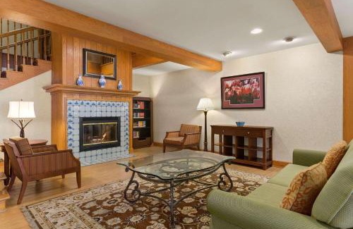 Holland Hotel | Country Inn & Suites by Radisson, Holland, MI