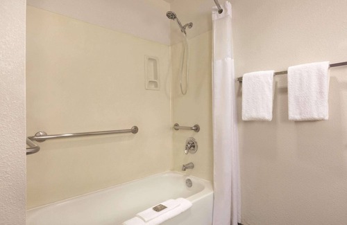 Raisin Hotel | Country Inn & Suites by Radisson, Fresno North, CA