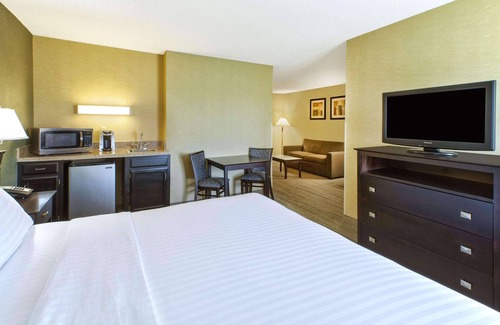 Benton Harbor Hotel | Country Inn & Suites by Radisson, Benton Harbor-St. Joseph, MI