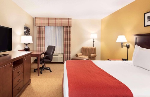 Cedar Rapids - Iowa City Hotel | Country Inn & Suites by Radisson, Cedar Rapids Airport, IA