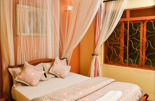 Entebbe Hotel | Country lake resort Garuga