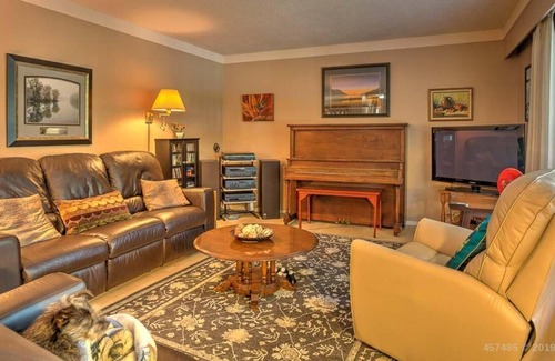 Cobble Hill House | Country Living at it's best! 3 bedroom top-floor suite.