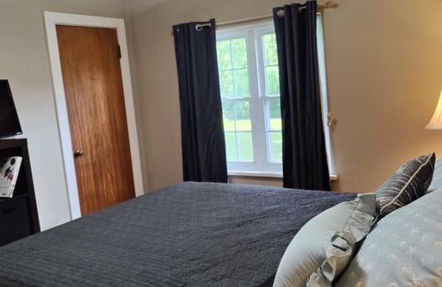 Selkirk House | Country living on nearly 5 Acres! Family and large party friendly. WIFI!