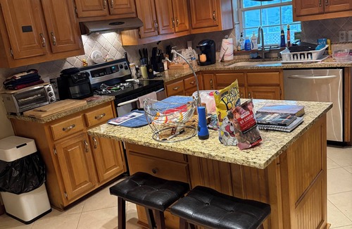 Suwanee House | Country living with everything nearby. Old Town Suwanee. Pet friendly. Fenced.