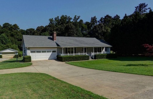 Suwanee House | Country living with everything nearby. Old Town Suwanee. Pet friendly. Fenced.